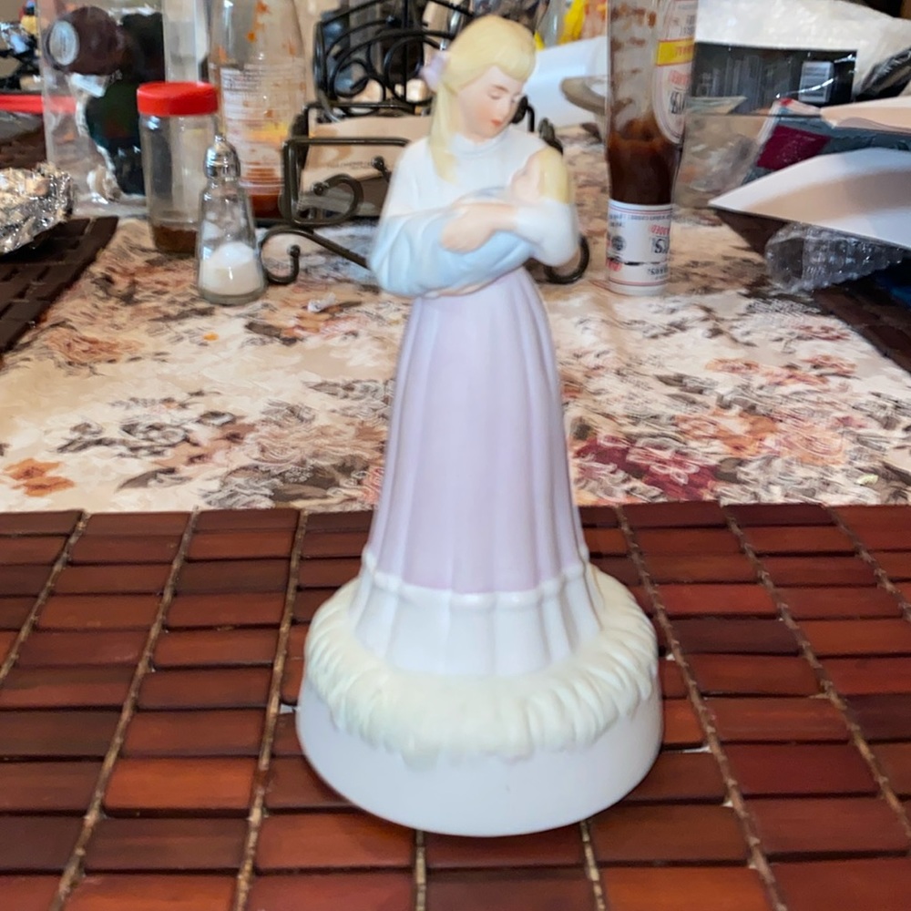 Mary Anne 1984 Music Box Rotating Figurine Mother-Baby-Child US Gallery of Art